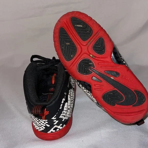 Toddler Nike foamposits sneakers
